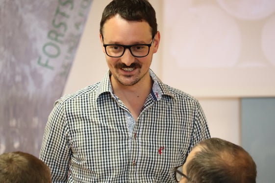 Florian Reichegger, direttore della Scuola forestale Latemar da quattro anni, ha dato il benvenuto anche a istruttori, coordinatori, presidenti delle Comunità comprensoriali, rappresentanti di realtà come Rotholz e WaldSchweiz, un'organizzazione che è stata coinvolta fin dall'inizio, rappresentanti dei Vigili del fuoco, sia del Corpo permanente sia dei volontari, rappresentanti dell'Ispettorato del lavoro e del Bauernbund. (Foto: USP/Maja Clara)