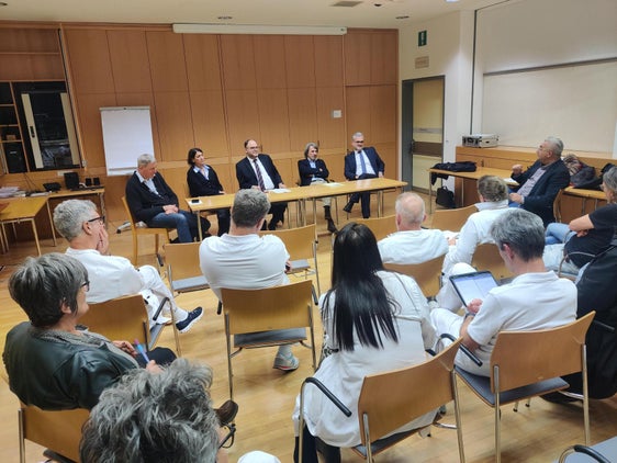 Sie sprachen über die Bedeutung des Krankenhauses Schlanders (von links): Sanitätsdirektor Josef Widmann, Bezirksdirektorin Irene Pechlaner, Generaldirektor Christian Kofler, Landesrat Hubert Messner und Ressortdirektor Michael Mayr. (Foto: LPA/Samuel Vieider)