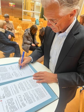 Hermann Troger, Vorsitzender der Landesagentur für die Beziehungen zu den Gewerkschaften, hat heute (19. November) den Vertrag unterzeichnet, mit dem die Auszahlung des Inflationsvorschusses eine weitere Hürde genommen hat. (Foto: LPA)