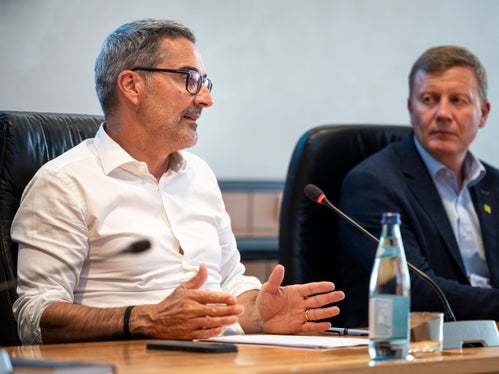 Gesprochen wurde beim Treffen der Sozialpartner darüber, wie neben Lohnerhöhungen auch Themen wie Vereinbarkeit von Familien- und Berufsleben oder Nachhaltigkeit in all ihren Ausprägungen besser und noch mehr in der Wirtschaftswelt verankert werden können. Dafür wollen wir Anreize setzen, die unter anderem über eine IRAP-Reduzierung laufen könnten, unterstrich Landeshauptmann Arno Kompatscher, im Bild mit Bauernbundobmann Daniel Gasser. (Foto: LPA/Fabio Brucculeri)