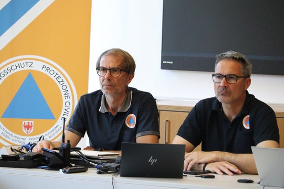 Situazione sulle strade dell'Alto Adige osservata il giorno della chiusura del corridoio del Brennero (da sinistra): il direttore dell'Agenzia per la Protezione civile Klaus Unterweger e il presidente della Provincia e assessore alla protezione civile Arno Kompatscher. (Foto: USP/Maja Clara)
