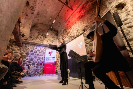 Ad accompagnare il Giovedì culturale dell'Euregio con la musica barocca la cantante Giorgiana Pelliccia (in piedi) e Alessandro Baldessarini al liuto. (Foto: LPA/Jacopo Coen)