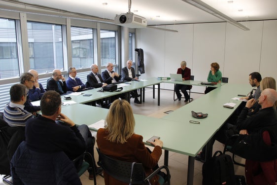 L'assessora provinciale Pamer, la direttrice di Dipartimento Morandini e i rappresentanti di “Alto Adige sociale” nell'incontro odierno hanno concordato sulla volontà di affrontare uniti le sfide future nell'interesse della coesione sociale (Foto: ASP/Hannes Wisthaler)