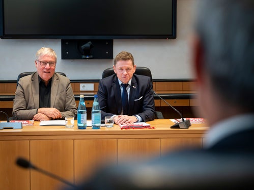 Il deputato dei Verdi Jürgen Frömmrich (a sinistra) e il deputato della CDU André Stolz conversano con il presidente della Provincia Kompatscher. (Foto: USP/Fabio Brucculeri)