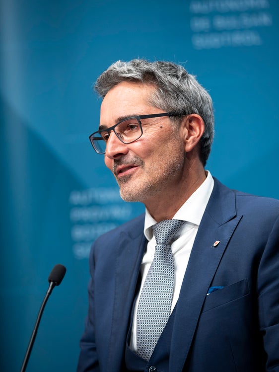 “Mi aspetto che domani possa essere tracciato il percorso che porti il disegno di legge costituzionale di adeguamento degli Statuti di Autonomia ad essere approvato dal Governo e, successivamente, discusso ed approvato dal Parlamento”, ha detto il presidente della Provincia, Arno Kompatscher. (Foto: ASP/Fabio Brucculeri)