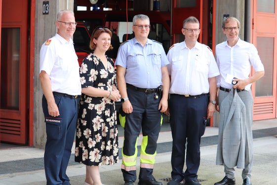 Scambio proficuo di esperienze tra Alto Adige e Alta Austria. Nella foto (da sinistra) Michael Hutterer, Michaela Langer-Weninger, il comandante Florian Alber, Robert Mayer e il direttore dell'Agenzia per la Protezione civile Klaus Unterweger. (Foto: ASP/Maja Clara)