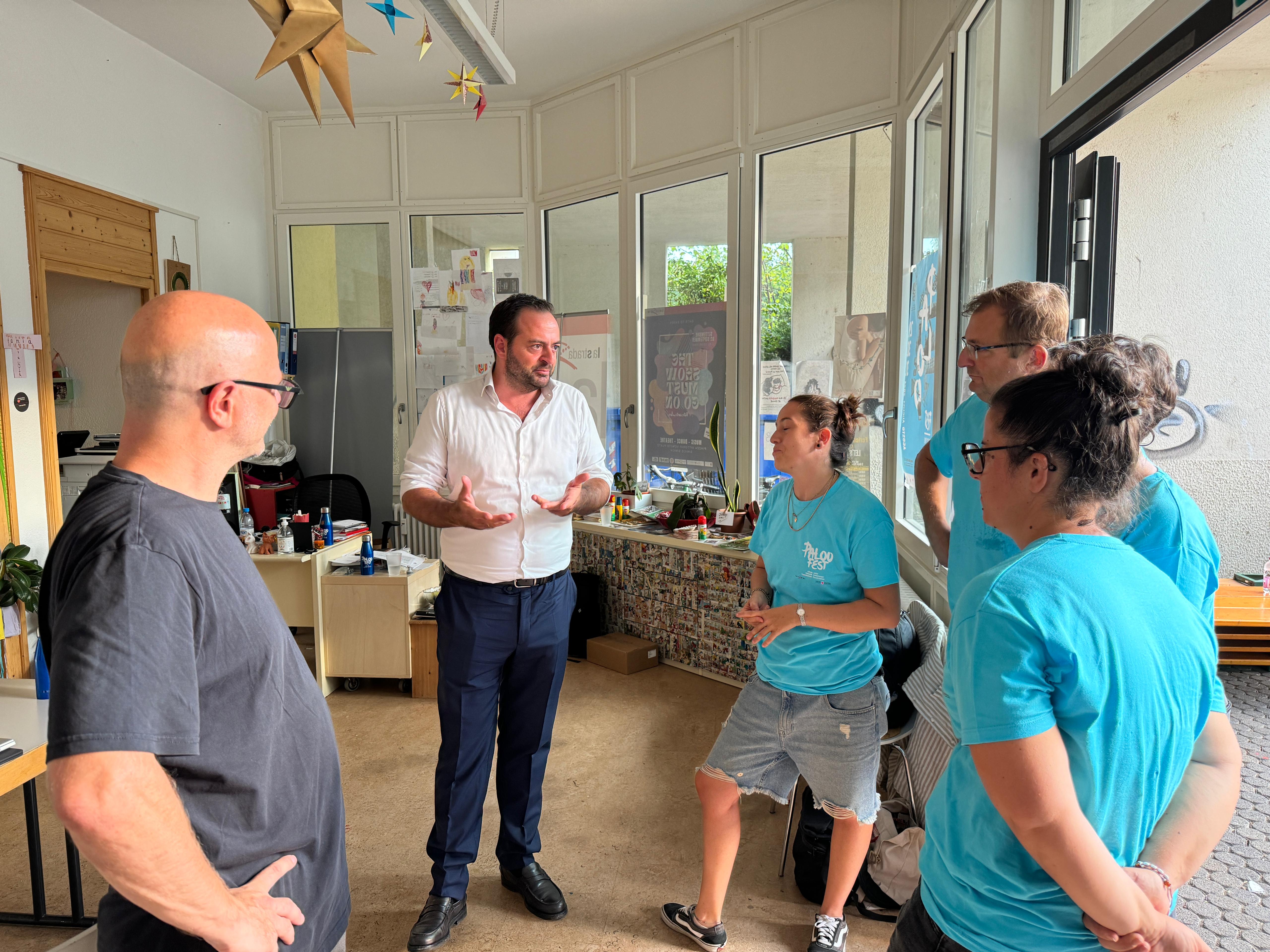 Il vicepresidente e assessore provinciale alla Cultura italiana Marco Galateo ha preso parte alla prima edizione del Paloo Fest a Sinigo; un appuntamento ricco di eventi culturali, artistici e comunitari dedicati alla trasformazione e alla rigenerazione urbana. (Foto: USP)