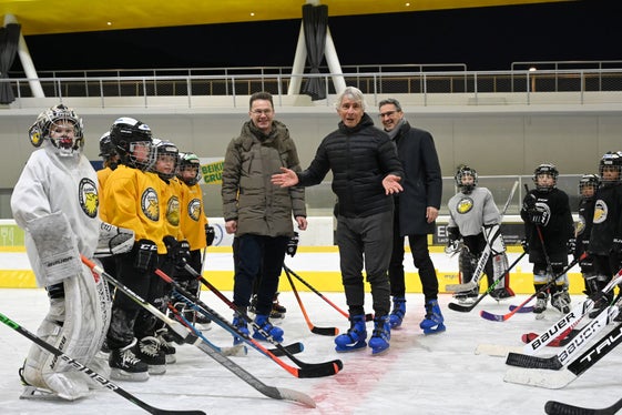 Il sindaco Griessmair, il ministro Abodi e il presidente Kompatscher sul ghiaccio di Brunico assieme ai giovani del Valpusteria. (Foto: HC Valpusteria)