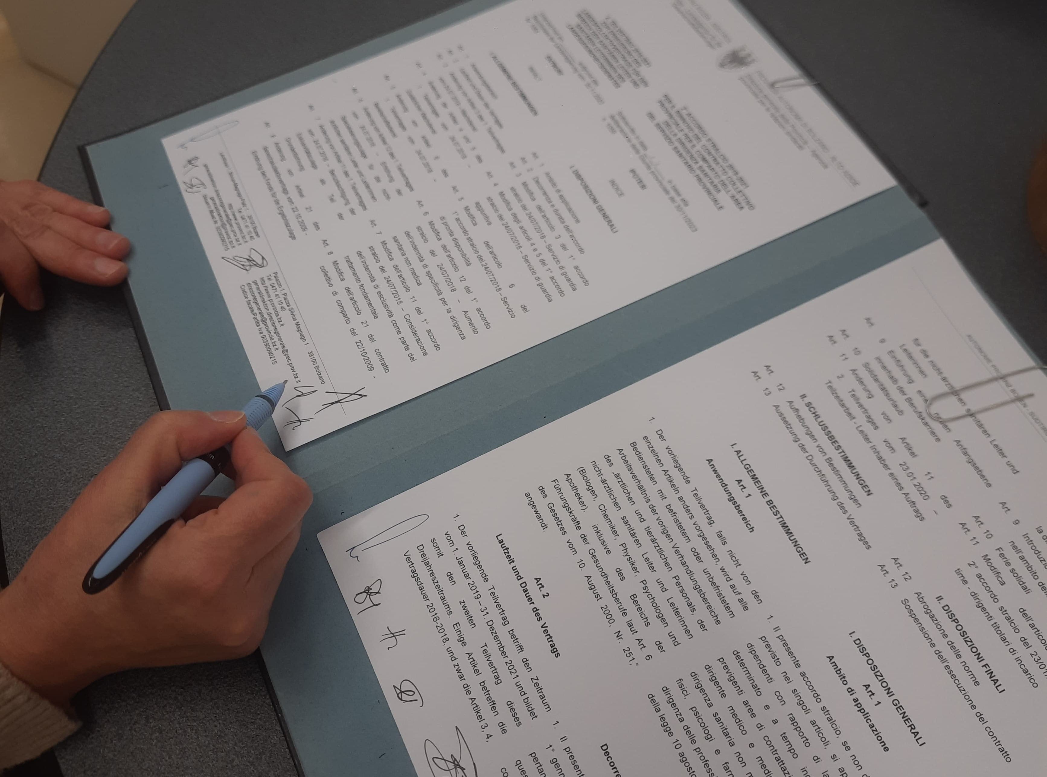 Il Consiglio della Provincia autonoma di Bolzano ha approvato la prima variazione del Bilancio di previsione 2025-27: il focus del provvedimento è rivolto alla contrattazione collettiva. (Foto: USP)