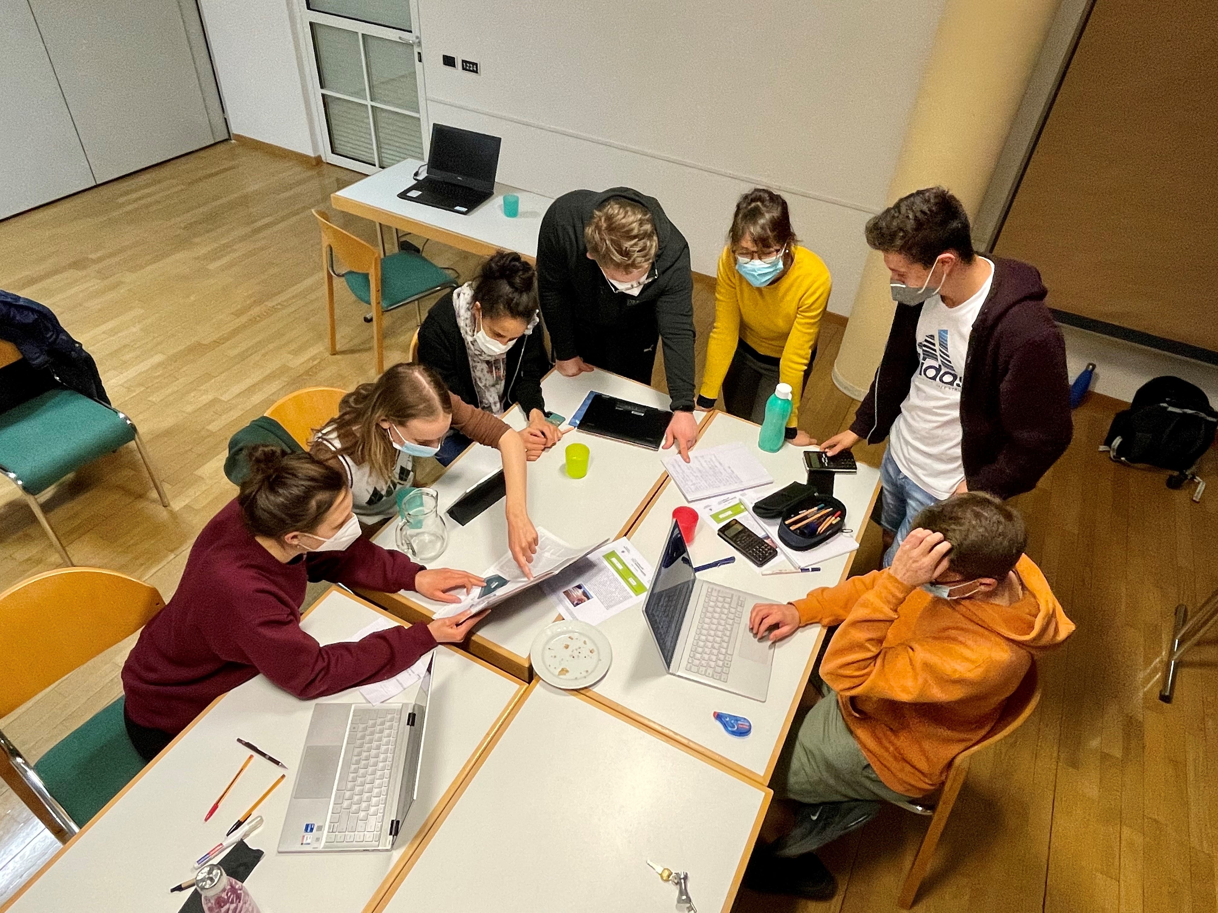 Intensiv an mathematischen Lösungen gearbeitet haben die Oberschulabgängerinnen und Oberschulabgänger in der vergangenen Woche in Tramin. (Foto: LPA/Deutsche Bildungsdirektion)