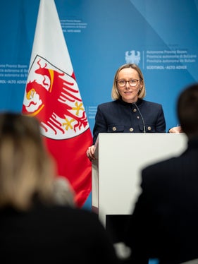 Damit wir autonom handeln können, sind jedoch viele formale Zwischenschritte notwendig, einen weiteren davon haben wir heute gesetzt, erläuterte Personallandesrätin Magdalena Amhof. (Foto: LPA/Fabio Brucculeri)