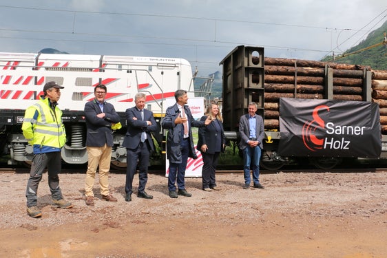 Erfreut darüber, dass der Holzzug jetzt von Bozen starten kann: (v.l.) Holzunternehmer Kofler, RTC-CEO Ausserdorfer, Landtagsabgeordneter Locher, Mobilitätslandesrat Alfreider, RTC-Verwaltungsrätin Astrid Kofler und Bozens Vize-Bürgermeister Walcher. (Foto: LPA/Ingo Dejaco)