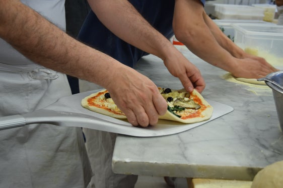 Alla Scuola provinciale professionale alberghiera di lingua italiana "Cesare Ritz" di Merano prosegue a pieno ritmo il primo corso di pizzaiolo. Collaborazione con due aziende locali (Foto: ASP)