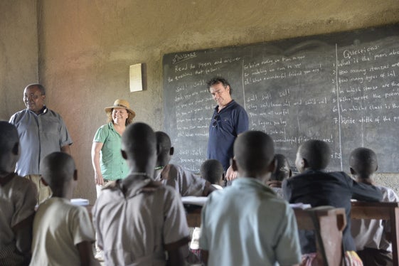 Landesrätin Rosmarie Pamer hat im Frühjahr 2025 mehrere Projekte, die auch mit Südtiroler Hilfe umgesetzt werden, in Uganda besucht. Ein Schwerpunkt der Südtiroler Projekte ist unter anderem die Stärkung der (Aus-)Bildung junger Menschen vor Ort. (Foto: LPA/Hannes Wisthaler)