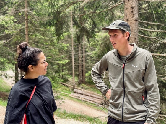 Avviato con successo il progetto pilota: i Südtirol Alto Adige Ranger – nella foto Jonas Lintner mentre parla con una visitatrice al GEOPARC Bletterbach – sensibilizzeranno il pubblico sul comportamento corretto da tenere in natura durante la stagione estiva 2026. (Foto: GEOPARC Bletterbach/Monika Franzelin)