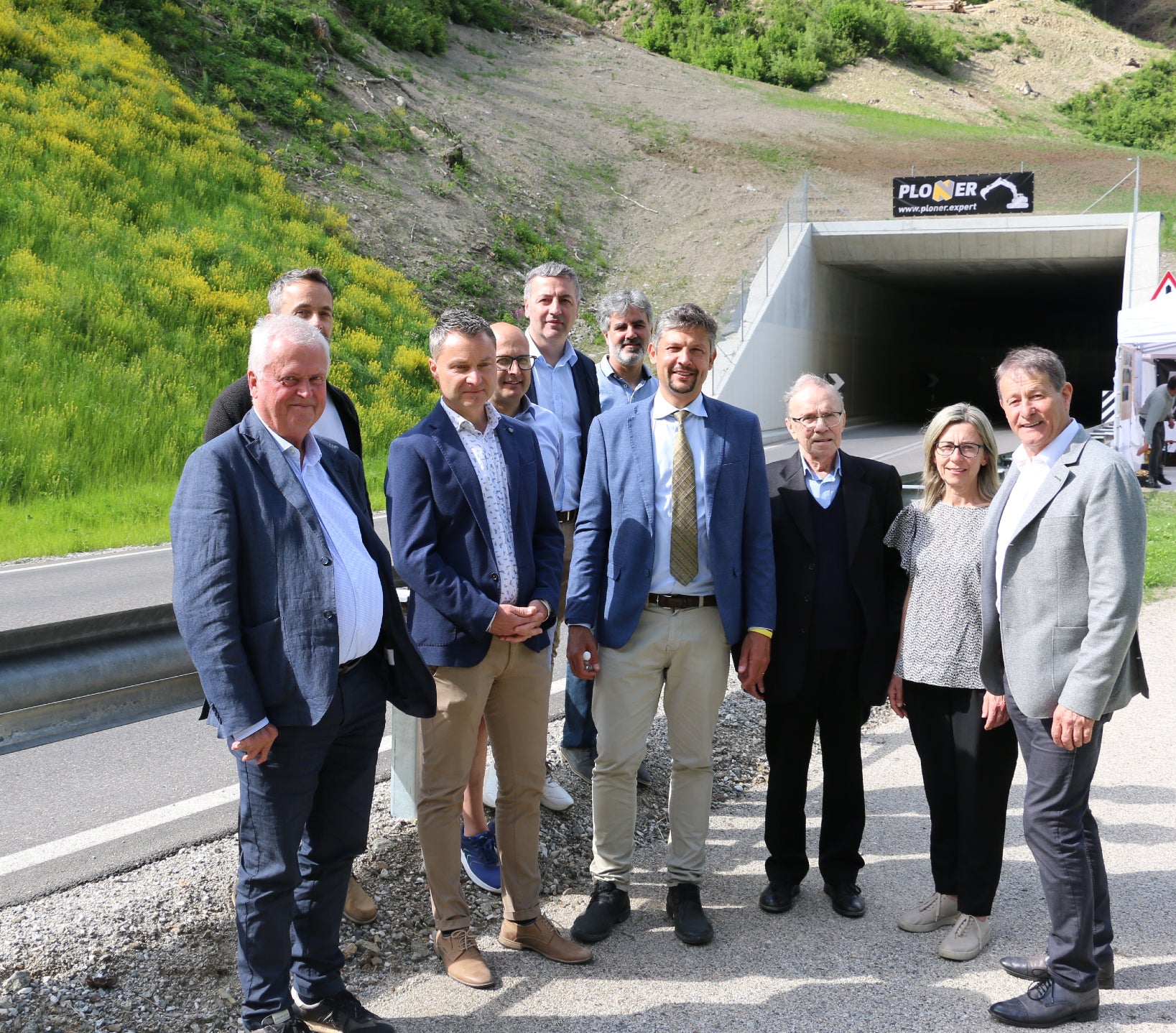 Feierstunde zur Eröffnung der neuen Lawinengalerie Pieterstein: LR Alfreider (Mi.) mit Bürgermeister Paul Niederbrunner, Pfarrer Anton Auer und Mitarbeitenden der Planungs- und Baufirmen sowie der Landesabteilung Tiefbau. (Foto: LPA/Patrick Thaler)