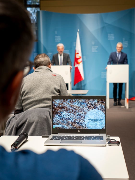 Der Borkenkäfer richtet in Südtirols Wälder weiterhin Schaden an. Landesrat Arnold Schuler (links) und Forstdienst-Abteilungsdirektor Günther Unterthiner haben die Lage bei einer Pressekonferenz erläutert. (Foto: LPA/Fabio Brucculeri)