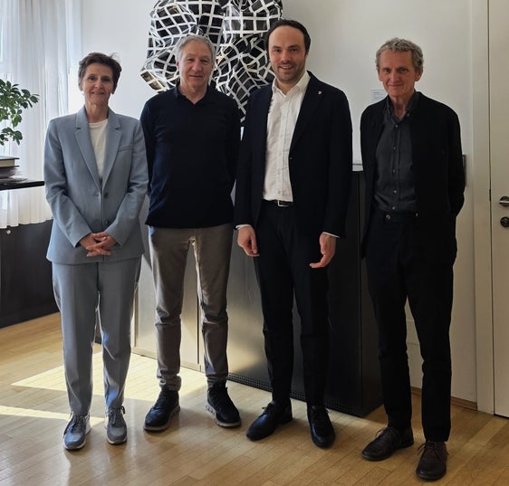 Aussprache über das Südtiroler Chronikwesen (von rechts): SBZ-Geschäftsführer Klaus Tumler, Kulturlandesrat Philipp Achammer, Landeschronist Wolfgang Thöni und Ulrike Stubenruß, Referentin für das Chronikwesen am SBZ. (Foto: LPA/Barbara Raffl)