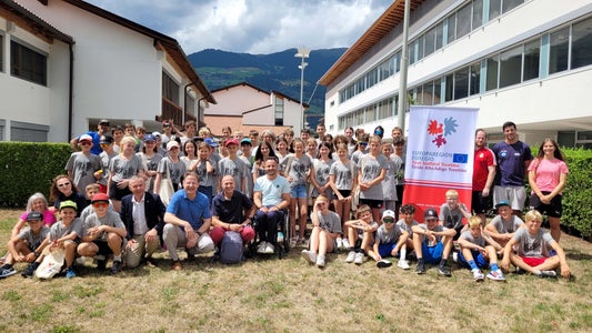 Das EuregioSportCamp ist heuer erneut in der  Sportoberschule in Mals in Südtirol zu Gast. (im Bild: Gruppenfoto des EuregioSportCamps 2023 in Mals). (Foto: Euregio)