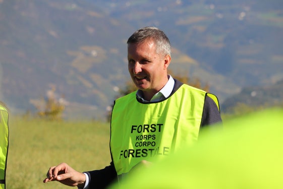 Bei Waldbränden im heurigen Jahr wurde bereits zweimal ein Hubschrauber eingesetzt, heute wurde der große Hubschrauber Super Puma in Augenschein genommen: Forstwirtschaftslandesrat Luis Walcher (Foto: LPA/Maja Clara)