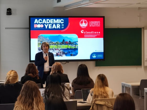 "Diventare un buon medico significa essere disposti a continuare ad apprendere per tutta la propria carriera professionale. Le conoscenze scientifiche sono indispensabili. Altrettanto importanti, però, sono l’empatia, la comunicazione e la capacità di vedere la persona che si cela dietro ogni diagnosi», ha sottolineato l’assessore provinciale Hubert Messner in occasione della prima lezione dell’anno accademico del corso di laurea in Medicina e Chirurgia a Bolzano. (Foto: USP/Michael Mayr)