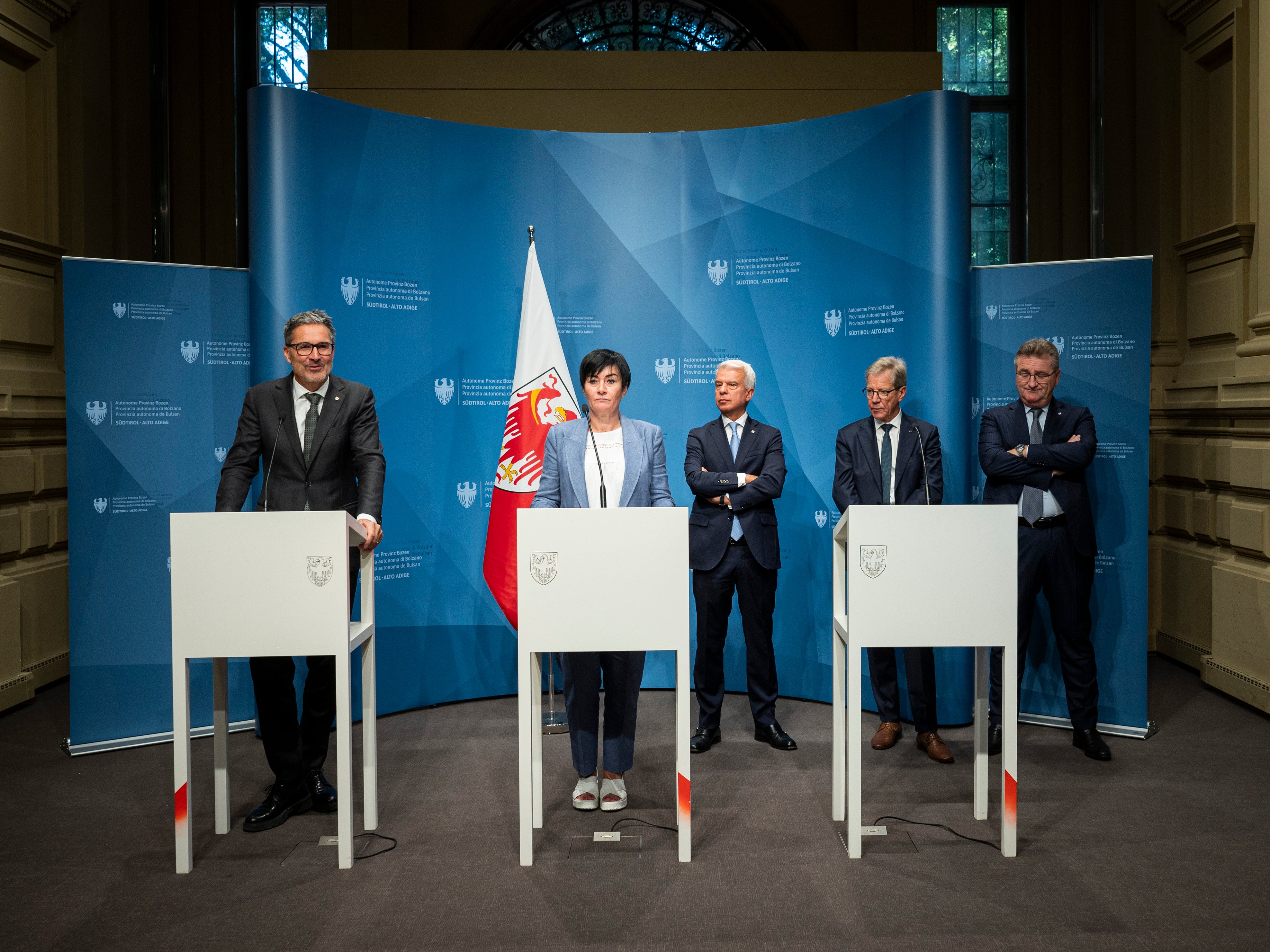 Als gemeinsame Anstrengung für das leistbare Wohnen in Südtirol bezeichneten Landeshauptmann Arno Kompatscher (im Bild von links), Wohnlandesrätin Ulli Mair, Nicola Calabrò (Südtiroler Sparkasse), Herbert Von Leon (Raiffeisen) und Alberto Naef (Volksbank) die Neuregelung des Bausparens. (Foto: LPA/Fabio Brucculeri)