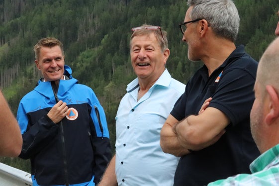 Dank der Gemeinde an die Wildbachverbauung: Bürgermeister Paul Niederbrunner (Mitte) mit Bevölkerungsschutzlandesrat und Landeshauptmann Arno Kompatscher (rechts) und Ressortdirektor Ulrich Stofner (links) bei der Baustellenbesichtigung bei der Rückhaltesperre aus Stahlbeton im Brunnbergbach direkt oberhalb von Mühlwald. (Foto: LPA/Maja Clara)