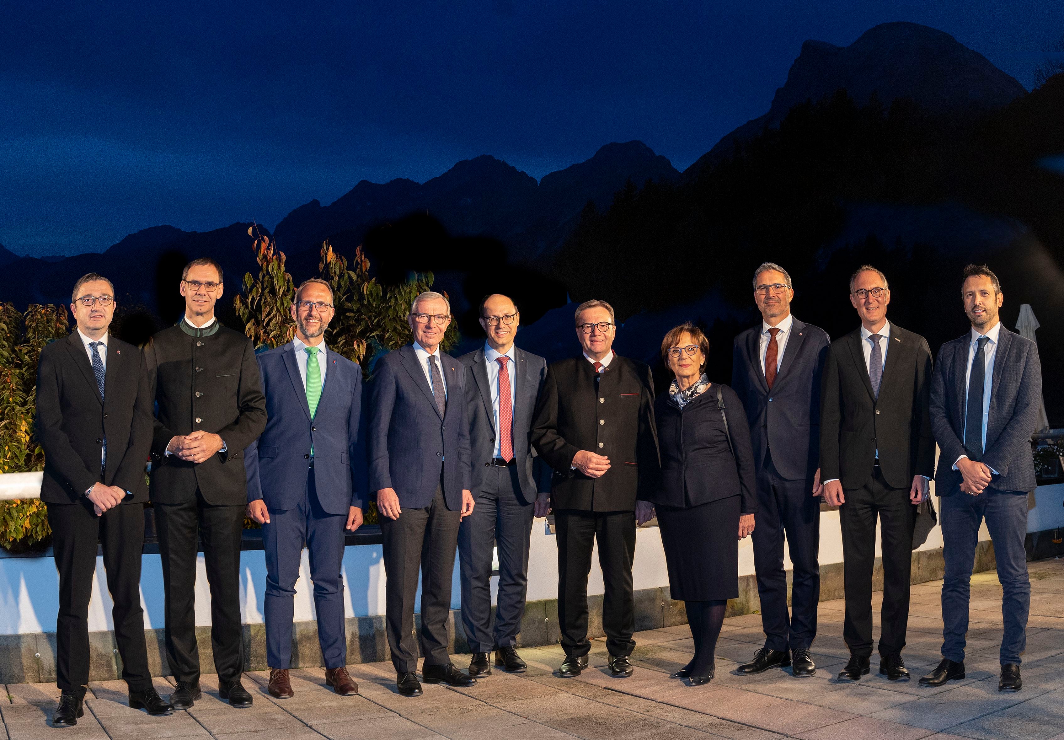 Foto di gruppo per la cerimonia dei 50 anni di attività dell'Arge Alp. Da sin.: Maurizio Fugatti (Trentino), Markus Wallner (Vorarlberg), Norman Gobbi (Ticino), Wilfried Haslauer (Salisburgo), Marc Mächler (San Gallo), Günther Platter (Tirolo), Emilia Müller (Baviera), Arno Kompatscher (Alto Adige), Christian Rathgeb (Grigioni), Gabriele Barucco (Lombardia) - (Foto: Land Tirol/Die Fotografen)