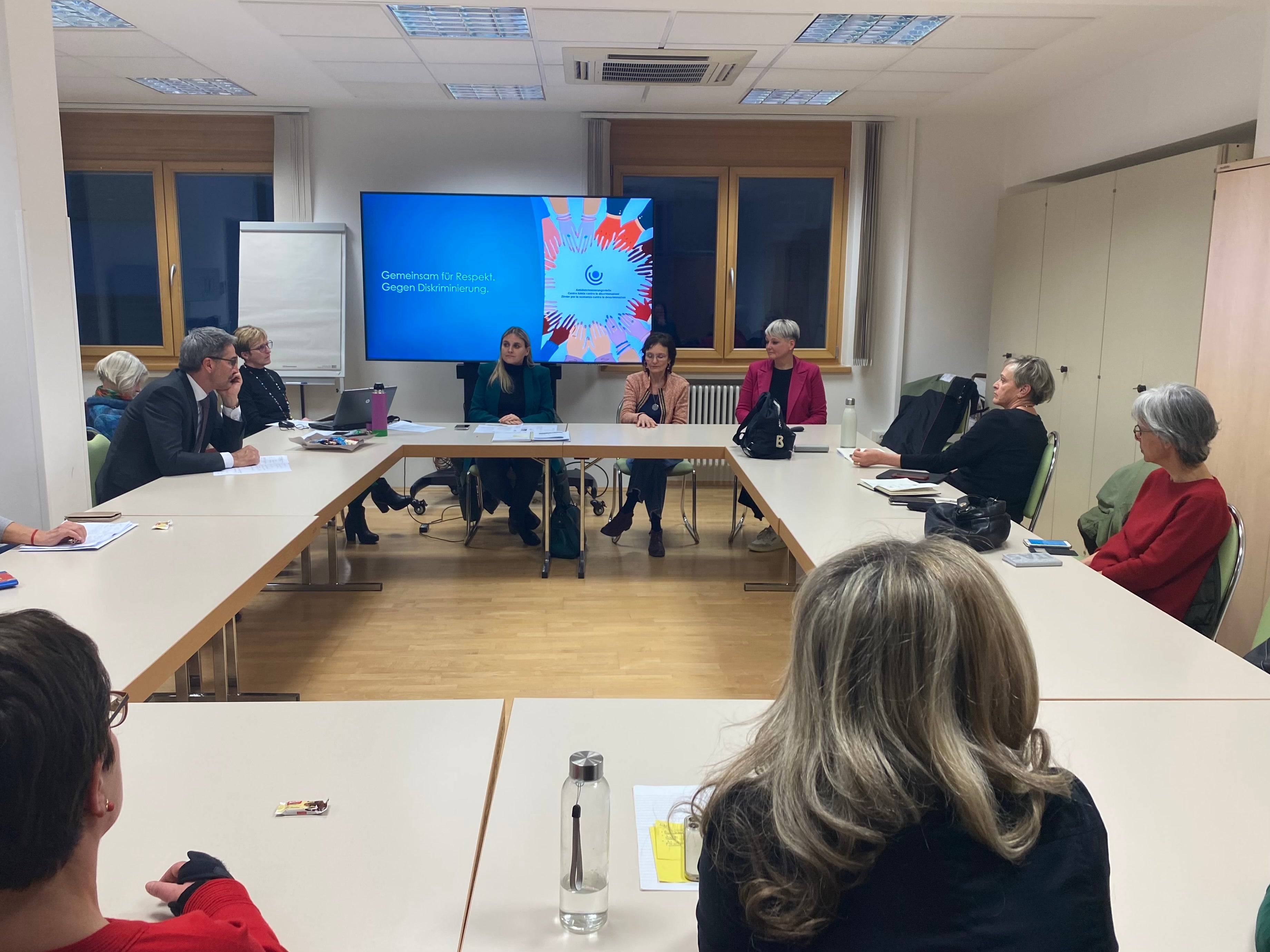 Die Mitglieder des Landesbeirates für Chancengleichheit um Präsidentin Ulrike Oberhammer (4.v.l.) haben intensiv der Leiterin der Antidiskriminierungsstelle, Priska Garbin (5.v.l) und Gleichstellungsrätin Michela Morandini (6.v.l.) diskutiert. (Foto: LPA/Dominik Holzer)
