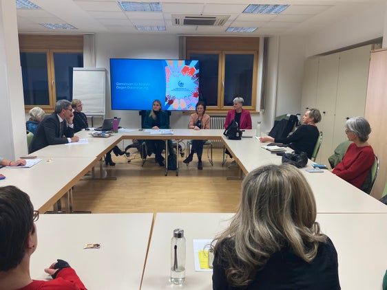 Die Mitglieder des Landesbeirates für Chancengleichheit um Präsidentin Ulrike Oberhammer (4.v.l.) haben intensiv der Leiterin der Antidiskriminierungsstelle, Priska Garbin (5.v.l) und Gleichstellungsrätin Michela Morandini (6.v.l.) diskutiert. (Foto: LPA/Dominik Holzer)