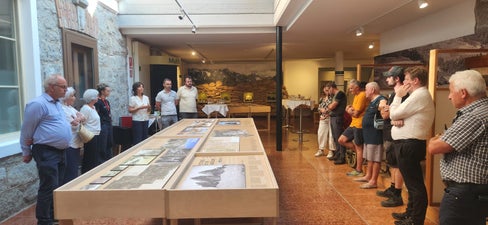 Die neue Sonderschau Pictures in the Landscape&nbsp;im Naturparkhaus Drei Zinnen ist eröffnet: Im Bild die Teilnehmerinnen und Teilnehmer der Eröffnungsfeier, die am 16. Juli stattfand. (Foto: LPA/Amt für Natur-Thomas Kiebacher)