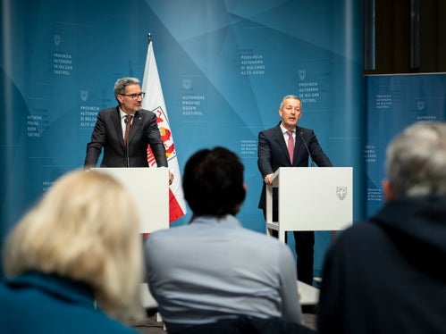 Landeshauptmann Kompatscher und Landesrat Brunner haben am 1. April die Wärmepumpen-Offensive der Landesregierung vorgestellt. (Foto: LPA/Fabio Brucculeri)