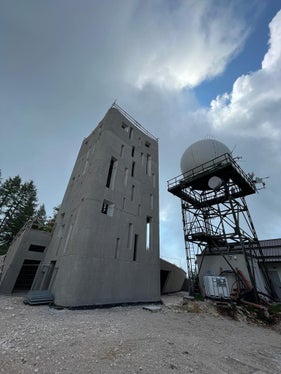 Una fase dei lavori della nuova torre che ospita l'impianto sul Monte Macaion (Foto: Ufficio meteorologia e prevenzione valanghe)