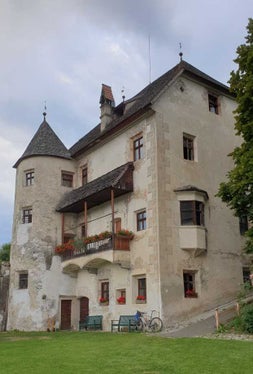 Die Arbeiten zur Sanierung der Fassade und des Dachs von Schloss Velthurns können anlaufen. (Foto: LPA)