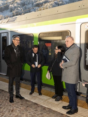 Appena scesi dal treno Brunico-Fortezza assieme a vari stakeholder locali, l'amministratore delegato di RFI Aldo Isi (primo da destra nella foto) e il presidente della Provincia Arno Kompatscher, il quale ha sottolineato che la riapertura della linea della Val Pusteria è un altro passo importante verso la mobilità sostenibile: fino all'ultimo si è lavorato con grande impegno sulla linea ferroviaria della Val Pusteria, affinché i treni potessero tornare a circolare in tutta la valle in tempo per i Giochi Olimpici Invernali. (Foto: USP/Tiberio Sorvillo) 