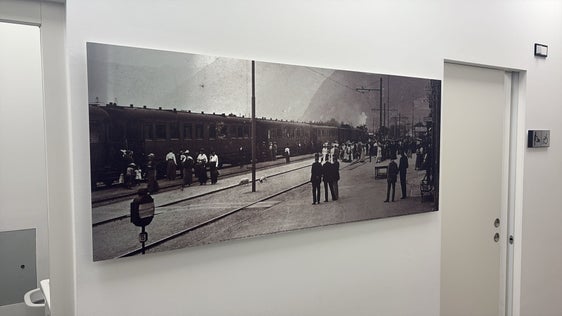 Besonderes Augenmerk wurde auf den Erhalt des aus der Zeit der österreichisch-ungarischen Monarchie stammenden Gebäudes gelegt. Im Bild ein historisches Foto des Bahnhofs Bruneck, das in der neuen Struktur zu sehen ist.  (Foto: LPA/Ressort für Infrastrukturen und Mobilität)