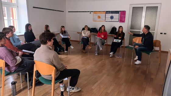 Den Blick auf die Zukunft schärfen: Darum ging es im Workshop Gestalten, was kommt: Wie können Wirtschaft, Bildung und Kreativität gemeinsam eine nachhaltige Entwicklung ermöglichen? Die Antworten suchten im gemeinsamen Austausch Schülerinnen und Schüler der dritten, vierten und fünften Klassen der Oberschulen. (Foto: LPA/Deutsche Bildungsdirektion/Michele Cattani)
