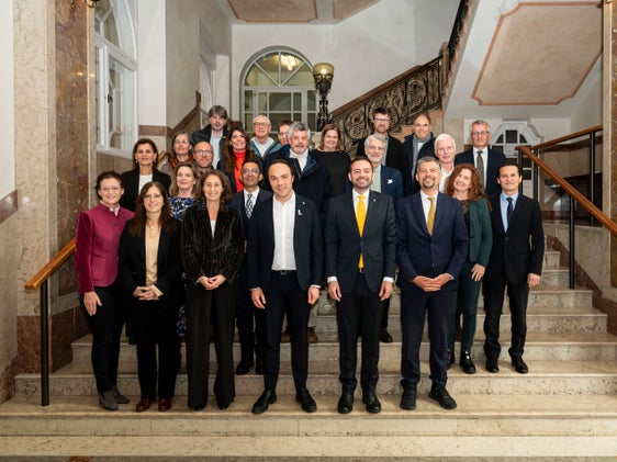 Da destra in prima fila gli assessori alla Cultura Alfreider, Galateo e Achammer assieme alle componenti e ai componenti della Consulta provinciale culturale, riunitasi il 25 novembre a Palazzo Widmann (Foto. USP/Fabio Brucculeri)