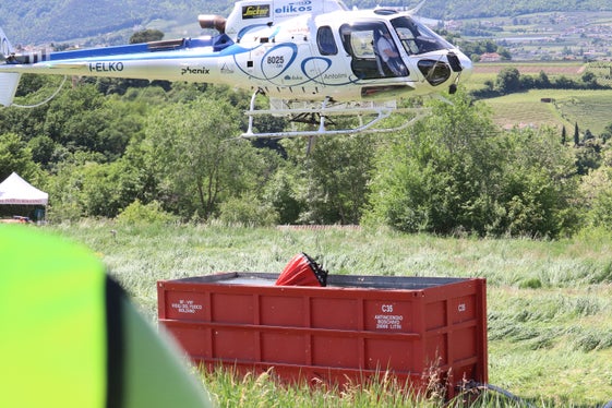 Zielgenau und sekundenschnell: Der Löschhubschrauber entnimmt dem mobilen Speicherbecken Wasser. (Foto: LPA/Maja Clara)