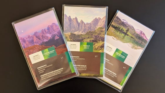 Besucherinnen und Besucher der Naturparks lenken, informieren und zu einem achtsamen Umgang mit dem Gut Natur und Landschaft hinführen: Das ist das Ziel der drei neuen Wanderkarten für die Dolomiten-Naturparks Schlern-Rosengarten, Puez-Geisler und Fanes-Sennes-Prags.  (Foto: LPA/Vera Brunetti)

