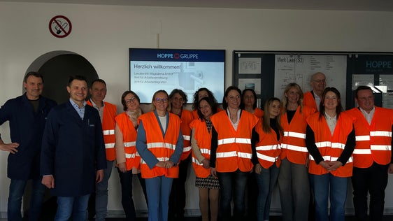Auf Besuch in der HOPPE AG: Arbeits-Landesrätin und Mitarbeiter ihres Ressorts bei der Führung durch den Produktionsbetrieb, der auch bei der Integration von Menschen mit Behinderung vorbildlich agiert. (Foto: LPA/Ressort Europa, Arbeit, Personal)