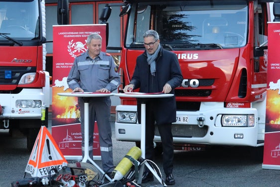 Prorogato l'accordo sulla gestione della Scuola provinciale dei vigili del fuoco: il presidente e assessore provinciale alla Protezione civile Arno Kompatscher (a destra) e il presidente dell'Unione provinciale dei Copri dei vigili del fuoco volontari Wolfram Gapp (Foto: USP/Maja Clara)