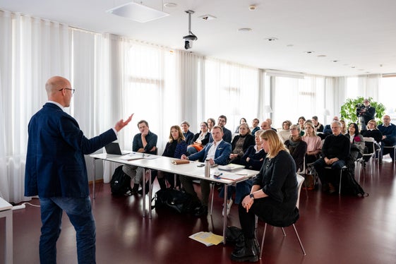 Die 15 Absolventinnen und Absolventen stellten in Kleingruppen ihre Projektarbeiten vor. (Foto: LPA/Manuela Tessaro)