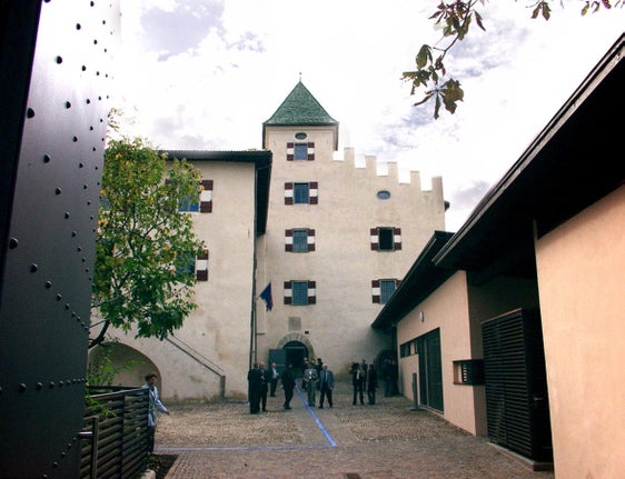 Gleich zwei Hausmeisterstellen sind an der Fachoberschule für Landwirtschaft in Auer zu besetzen. (Foto: LPA)