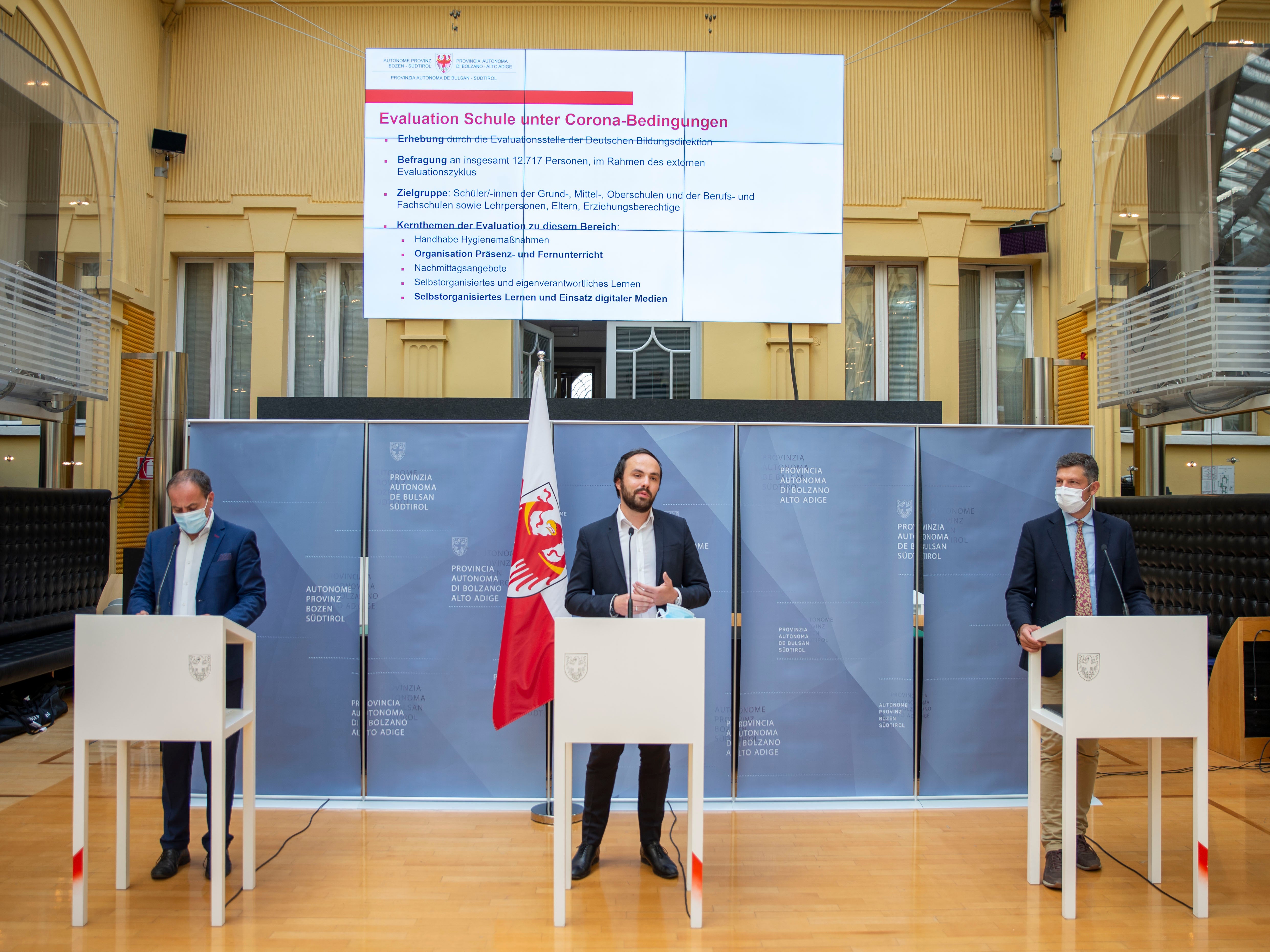 I assessurs Achammer, Vettorato y Alfreider tratan la conferënza stampa de contlujiun dl ann de scora 2020/21 (Foto: ASP/F. Brucculeri)