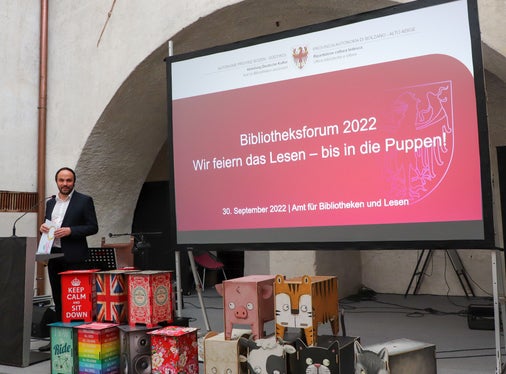 Landesrat Achammer unterstrich eingangs die Wichtigkeit der Bibliothek als sozialem und kulturellem Dritten Ort: ein alltäglicher Ort der Begegnung, wo Menschen im Zentrum stehen, sich treffen, austauschen, im Internet surfen oder auch nur inmitten von Büchern verweilen können. (Foto: LPA/Amt für Bibliotheken und Lesen)