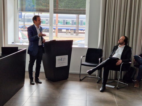 Da sinistra il direttore del Servizio Mercato del lavoro, Stefan Luther, e l'assessore provinciale, Philipp Achammer, nel corso della conferenza stampa/evento informativo svoltosi oggi (17 maggio) nel Palazzo provinciale 11 di via Renon 4, a Bolzano (Foto: ASP/mdg)