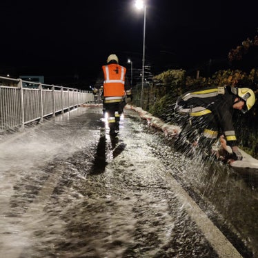 In Bozen wurde am orographisch rechten Eisackufer auf der Höhe des Mila-Gebäudes im Zuge der Hochwasserübung der Radweg überflutet. (Foto: LPA/Freiwillige Feuerwehr Bozen)