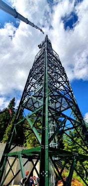 Il montaggio del ripetitore RAS nel nuovo sito di Racines (Foto: ASP/RAS)