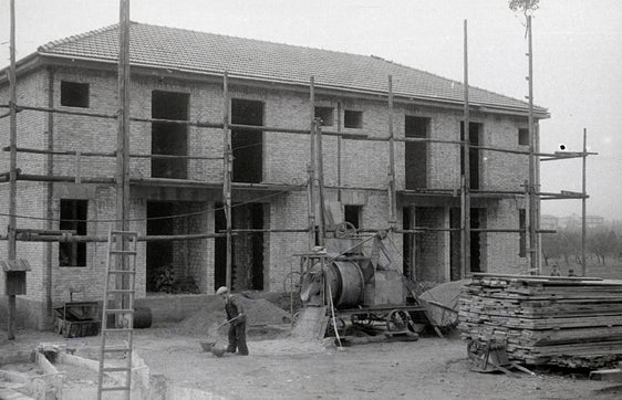 La scelta della sede degli stabilimenti Montecatini a Sinigo fu determinata dalla disponibilità di grandi quantità di energia elettrica proveniente dalle vicine centrali idroelettriche. (Foto: Sisto Sisti/Archivio provinciale)